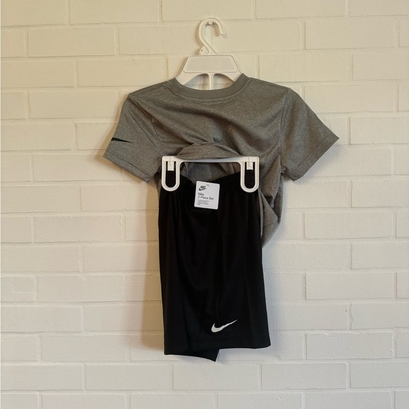 NWT Kids Black and Gray Nike 2 Piece Set - Picture 4 of 5